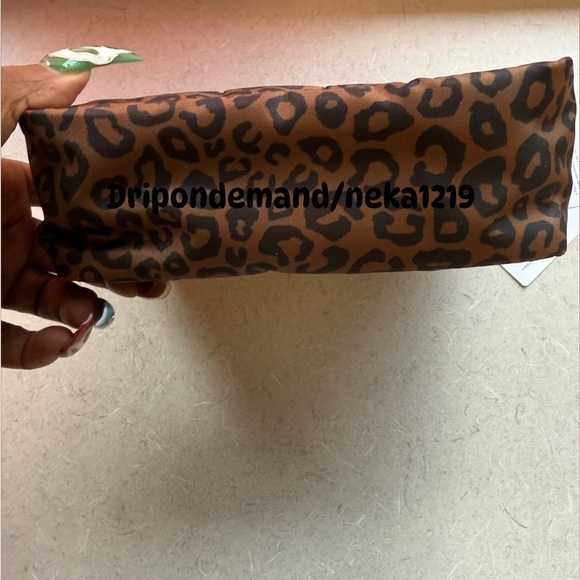 Lululemon Everywhere Crossbody Bag 2L Metal Hardware - Picture 6 of 9